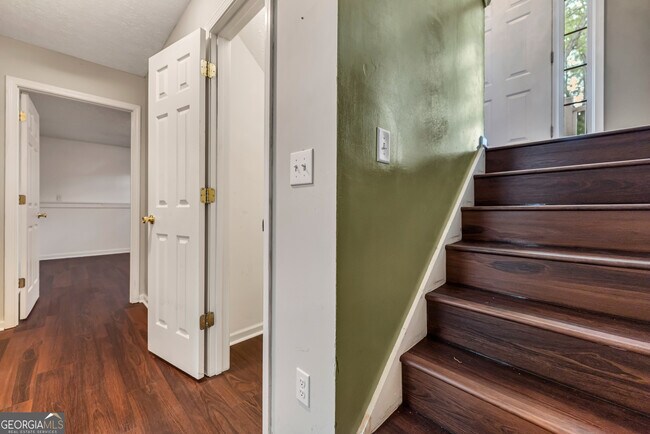 Building Photo - 1510 Twin Manor Dr