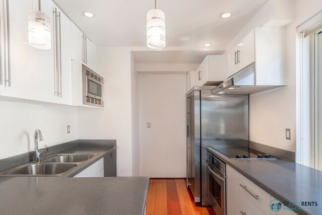 Building Photo - Union Square: Remodeled 1 Bed 1 Bath Corne...