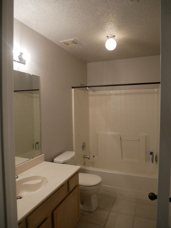 Secondary Full Bath - 5905 James River Dr