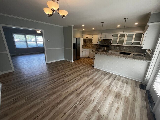 Building Photo - 5bd/2ba Remodeled Brick Ranch Home with Spacious Private Yard