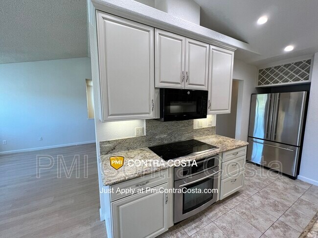 Building Photo - 409 Camelback Rd