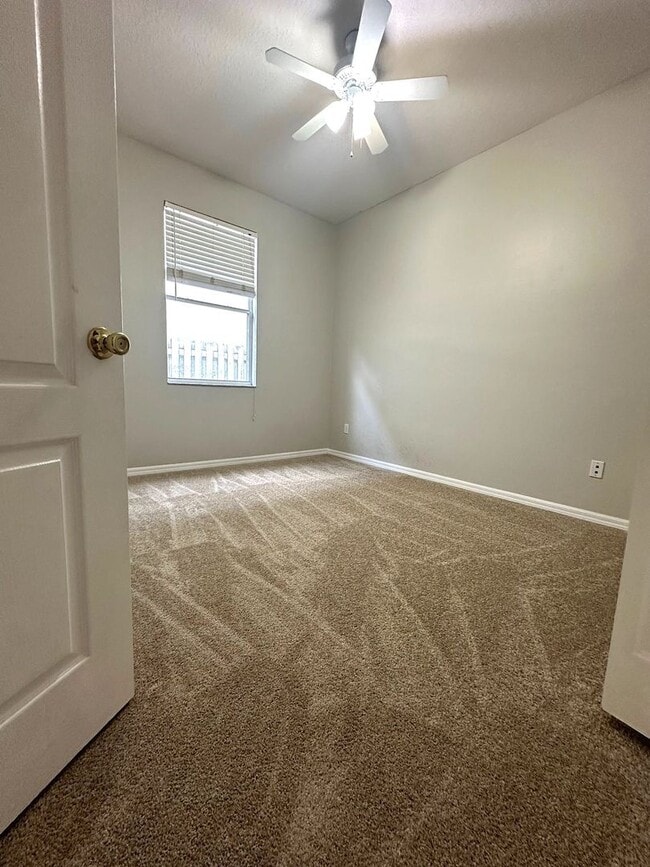 Building Photo - Beautiful 3 bed/2 bath home in Hunter's Cr...