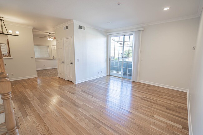 Building Photo - Reseda - 2 Bedroom Condo for Rent!