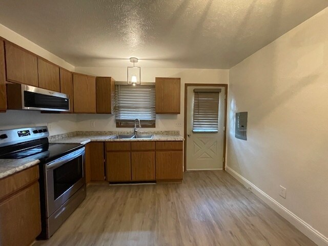 Building Photo - 601 Rizek Dr