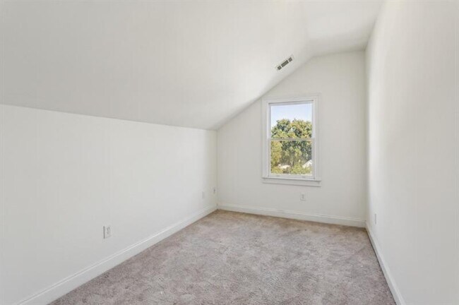 Building Photo - 546 Highland Ave NE