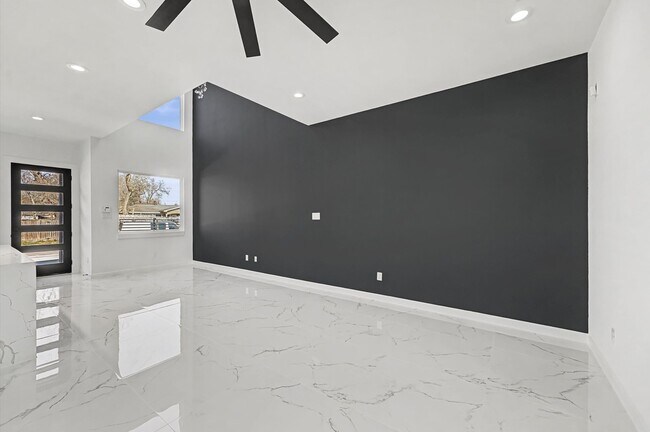 Building Photo - 5034 Pershing St