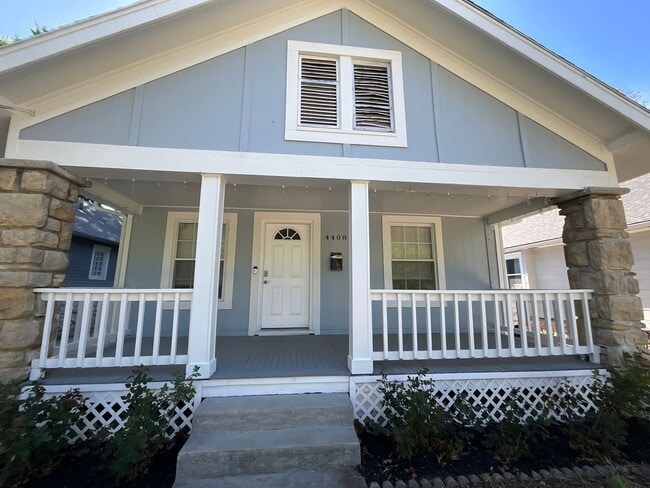 Building Photo - 3 bedroom 2 bath with bonus Office space