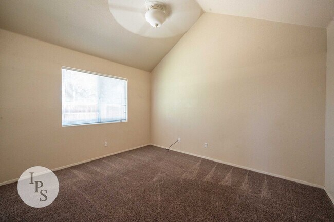 Building Photo - Fresno NorthEast Home, 3BR/2BA, Built 1989 – Across the street from Maple Creek Elementary!