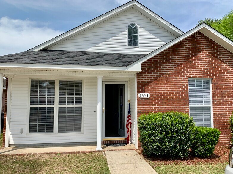 Beautiful Bungallow - Perfect Location - 4553 Barrington Ln