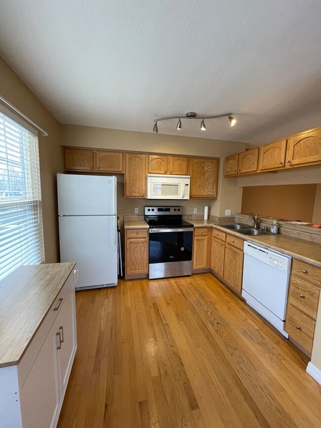 Building Photo - Lovely 2BD/1.5 BA Broomfield Townhome - Av...