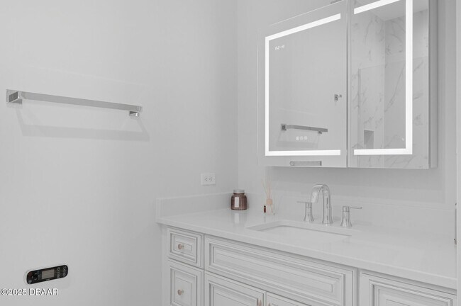 Building Photo - 200 Ocean Crest Dr