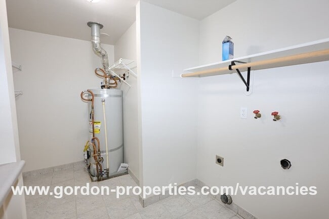 Building Photo - Webster Rd - Gladstone 2 bedroom duplex
