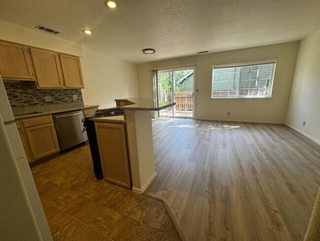 Building Photo - 1725 SW Knoll Ave