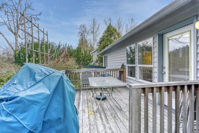 Building Photo - 374 NE 49th Ave