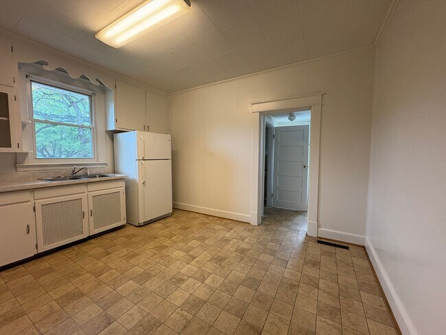 Building Photo - Spacious 2-3 bedroom house! Located on sid...
