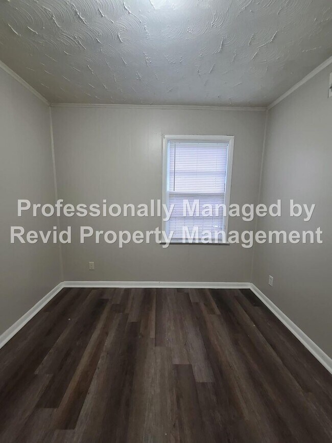 Building Photo - 744 Lester St