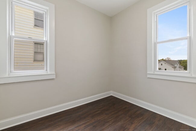Building Photo - 279 Linwood St