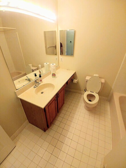 2nd full bathroom - 15 Hanover Ct