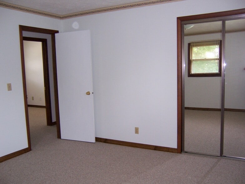 Building Photo - 1801 Johnson Dr