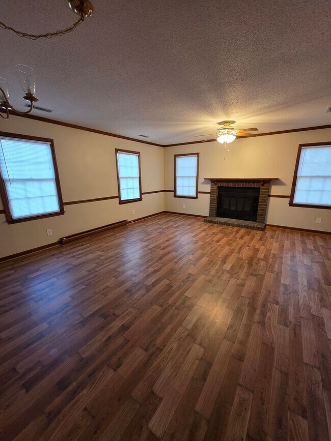 Building Photo - 3 BR with Den & Carport!