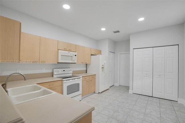 Building Photo - 3912 Tree Top Dr