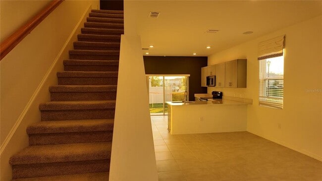 Building Photo - 2004 Viewfinder St