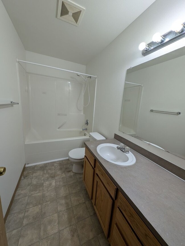 Building Photo - Centrally Located 3 Bedroom Triplex Unit Avail. for Rent - W/S/G paid with rent