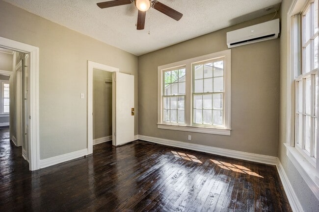 Building Photo - Freshly Updated 3 Bedroom Home
