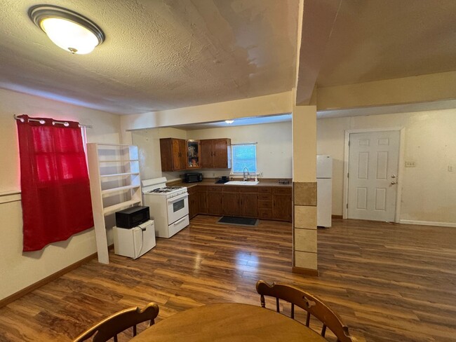 Building Photo - fully furnished 3-bedroom, 2-bathroom