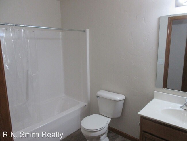 Building Photo - 553 W Sunset Dr