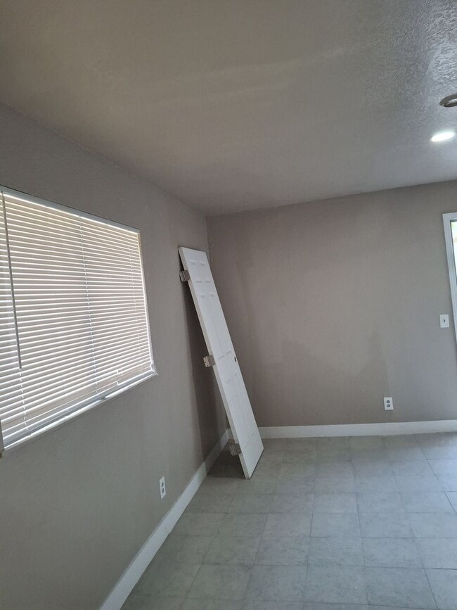 Building Photo - NEWLY RENOVATED 1BD 1BTH!! ALL UTILITIES INCLUDED! APPLY NOW!!