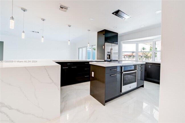 Building Photo - 5721 Bayview Dr