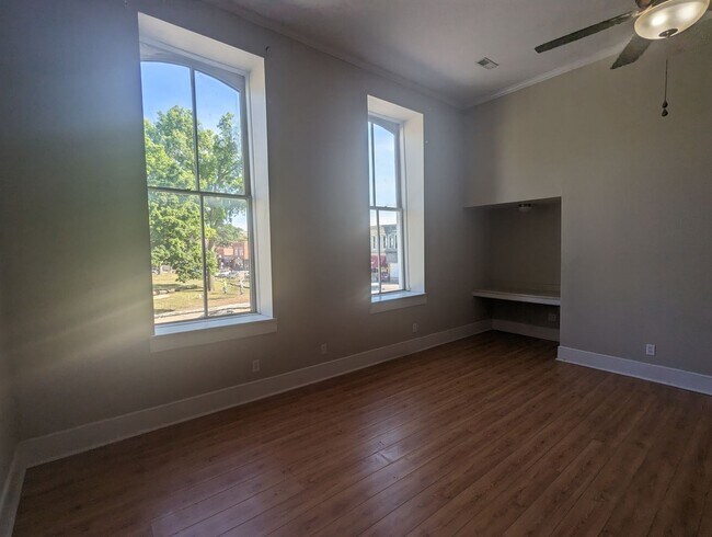 Building Photo - Huge 2+ Bedroom/ 2 Bath Upstairs Apartment