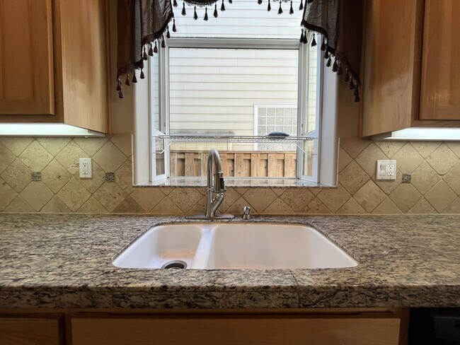 Building Photo - Beautiful 5 Bedroom Home + Office with Grand Entry, Gourmet Kitchen & Private Backyard