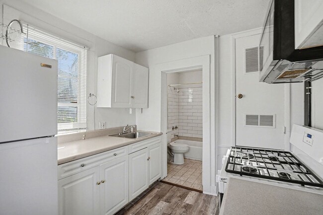 Building Photo - 1BR/1BA Carriage House in the Heart of Midtown!