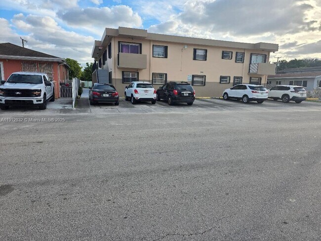 Building Photo - 340 W 19th St