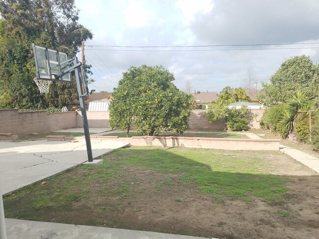 Building Photo - Large North Torrance House. Torrance Schools, Huge yard, 2 car garage hookups **OPEN HOUSE EVERY ...