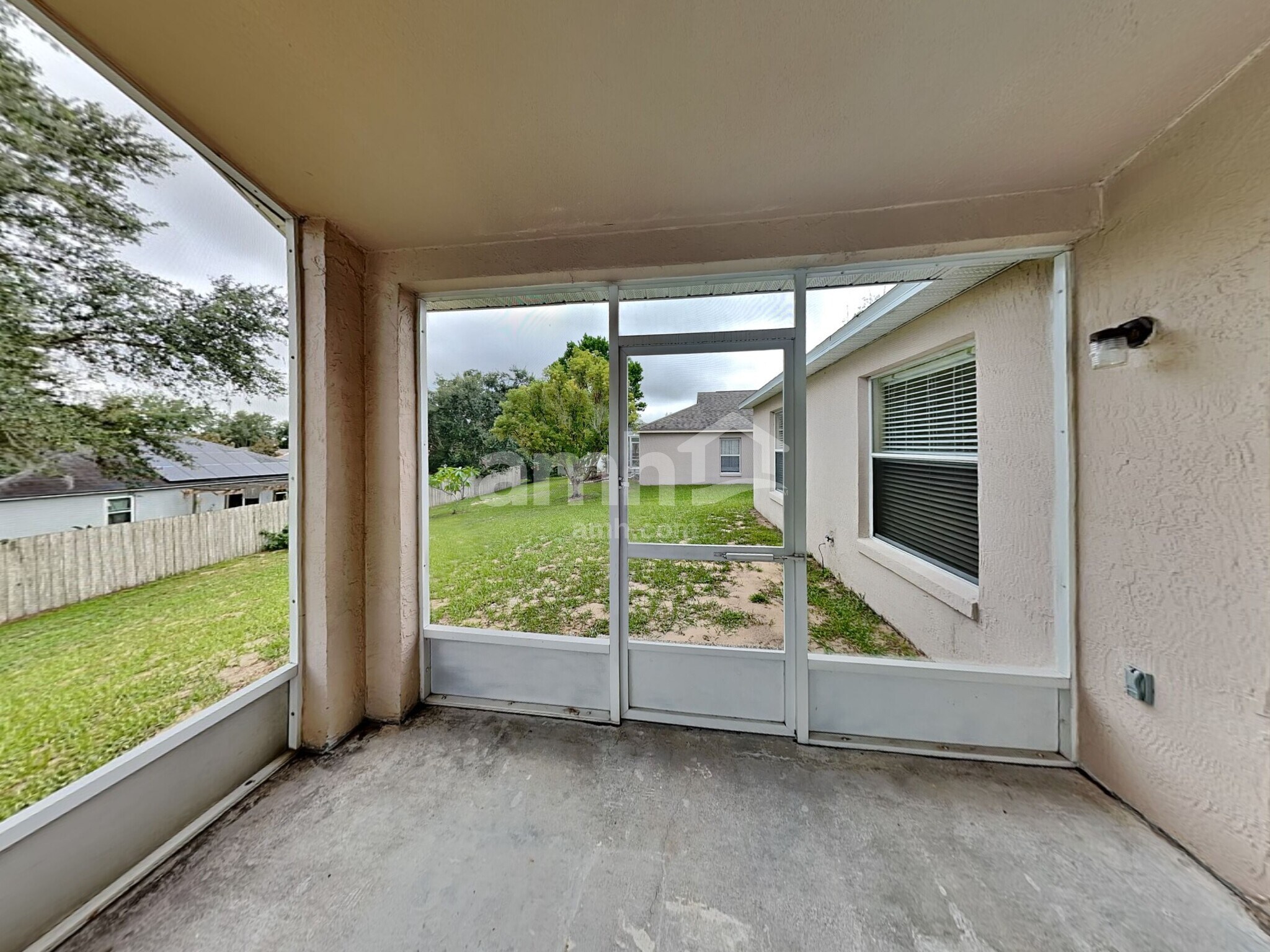 Building Photo - 722 Meadow Park Dr