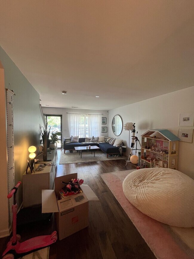 Building Photo - Townhome in Villages of Riverwood, Upgrades include Granite, Hdwd Floors, 1 Car Garage, Community...