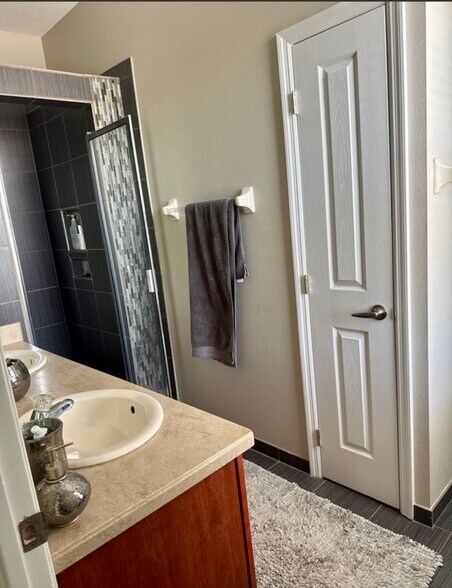 Master Bath - 7308 S Trask St