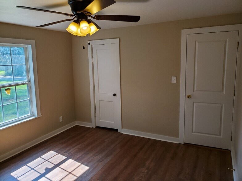 Building Photo - 901 N Bledsoe St