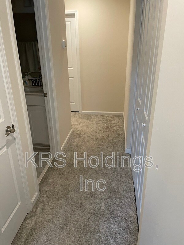 Building Photo - 245 White Oak Ridge Dr