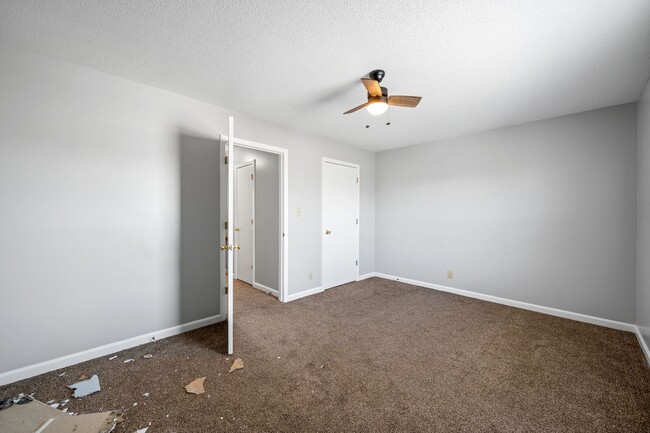 Building Photo - 923 Kingsbury Dr