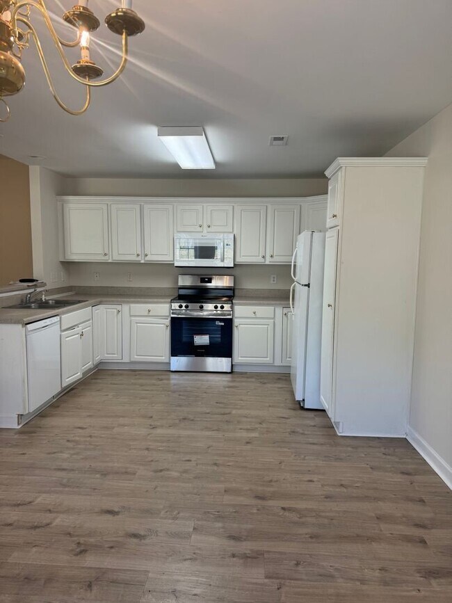 Building Photo - Updated 3 bedroom