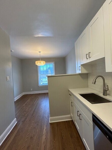 Building Photo - 1601 W Thome Ave