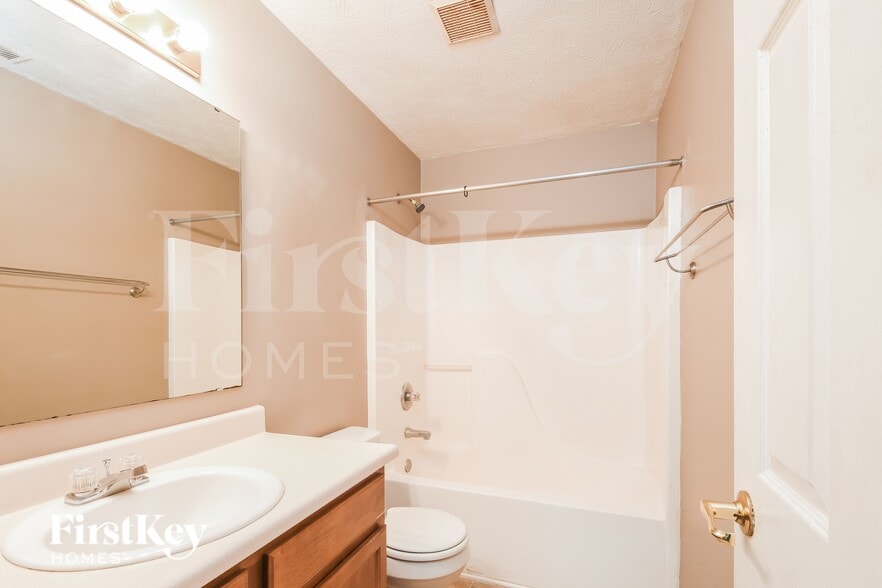 Building Photo - 3860 Planewood Dr