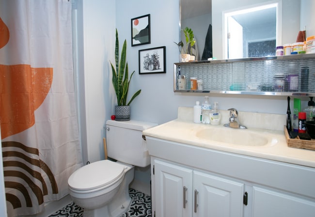 Building Photo - 3 bed 2 bed - in unit laundry - condo!
