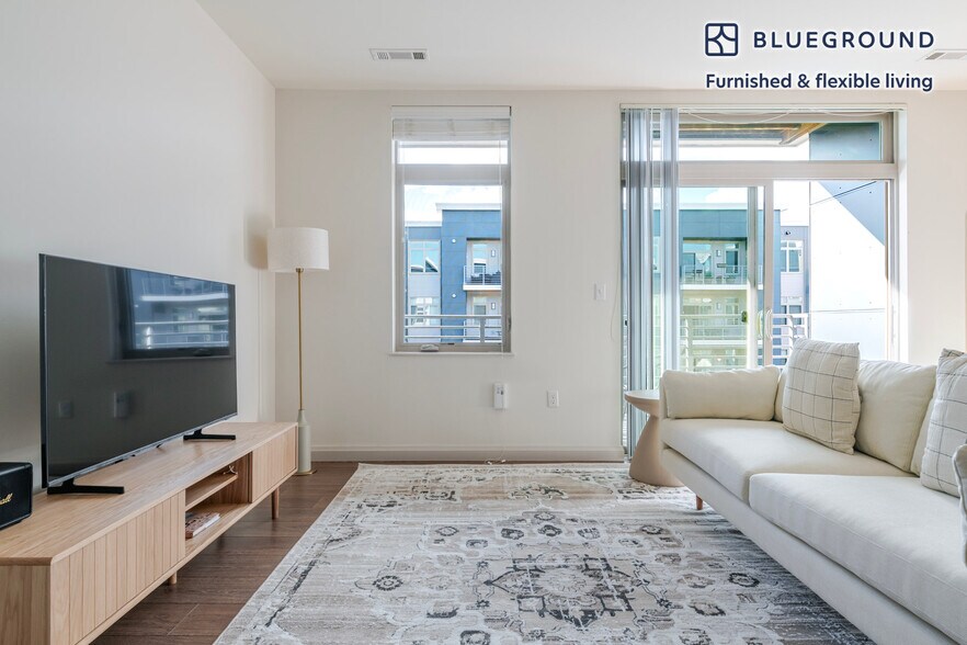 Building Photo - 36 River St