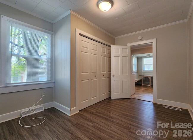 Building Photo - 12 Woodsdale Pl SE