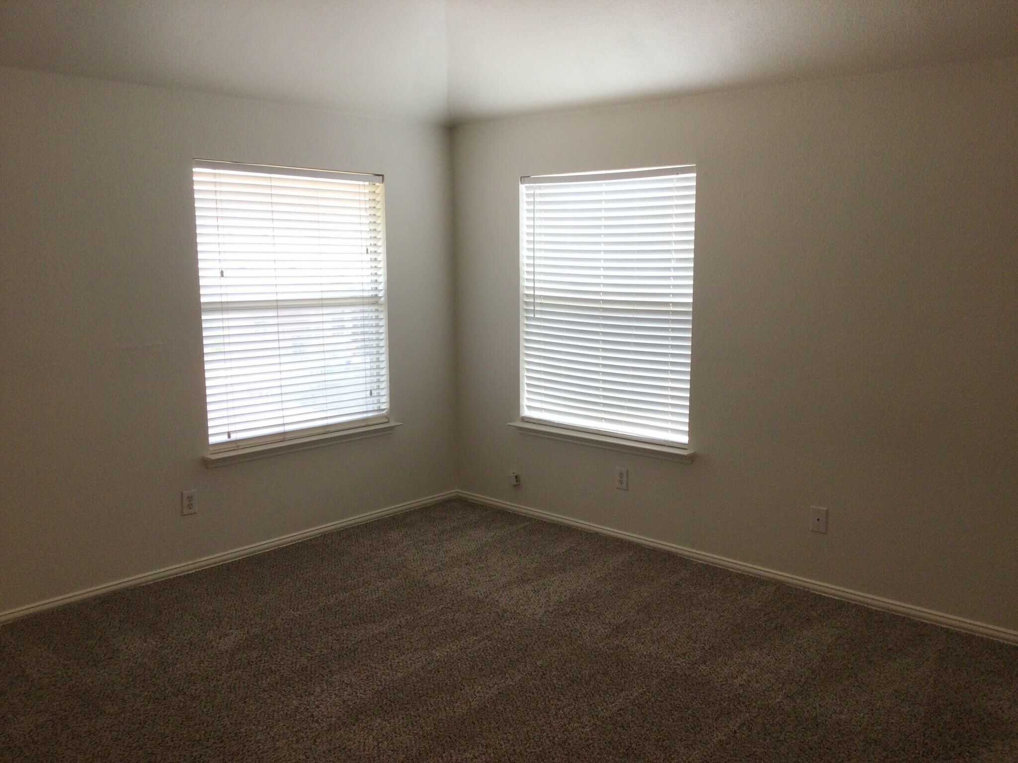 Building Photo - 2208 Ridgewood Dr